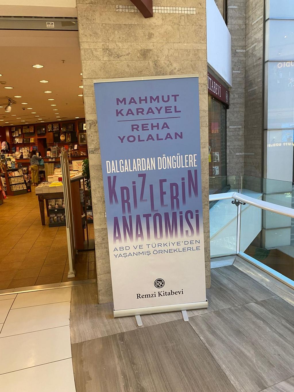 1973 mezunumuz Mahmut Karayel’den kitap